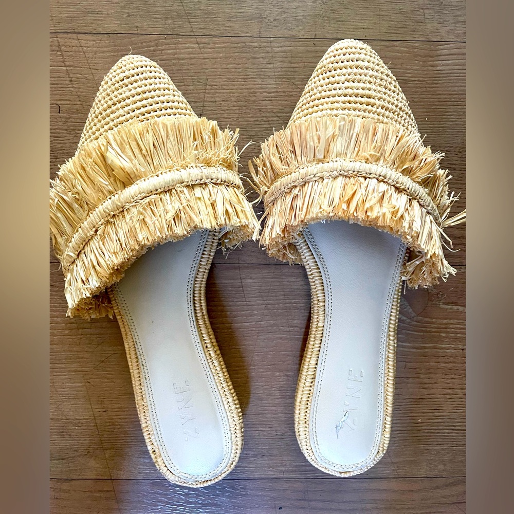 ZYNE raffia flat mules NWOT. Sz 40